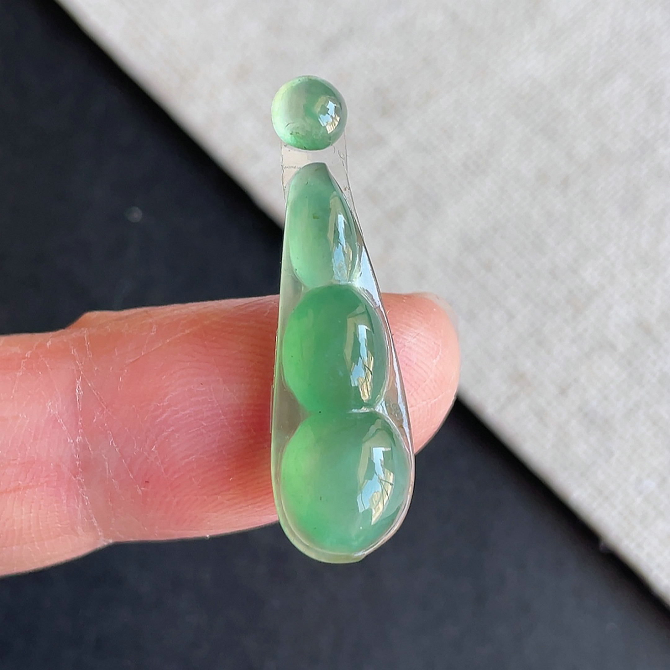 缅甸天然翡翠A货冰种阳绿四季豆吊坠一套 附鉴定证书 支持复检