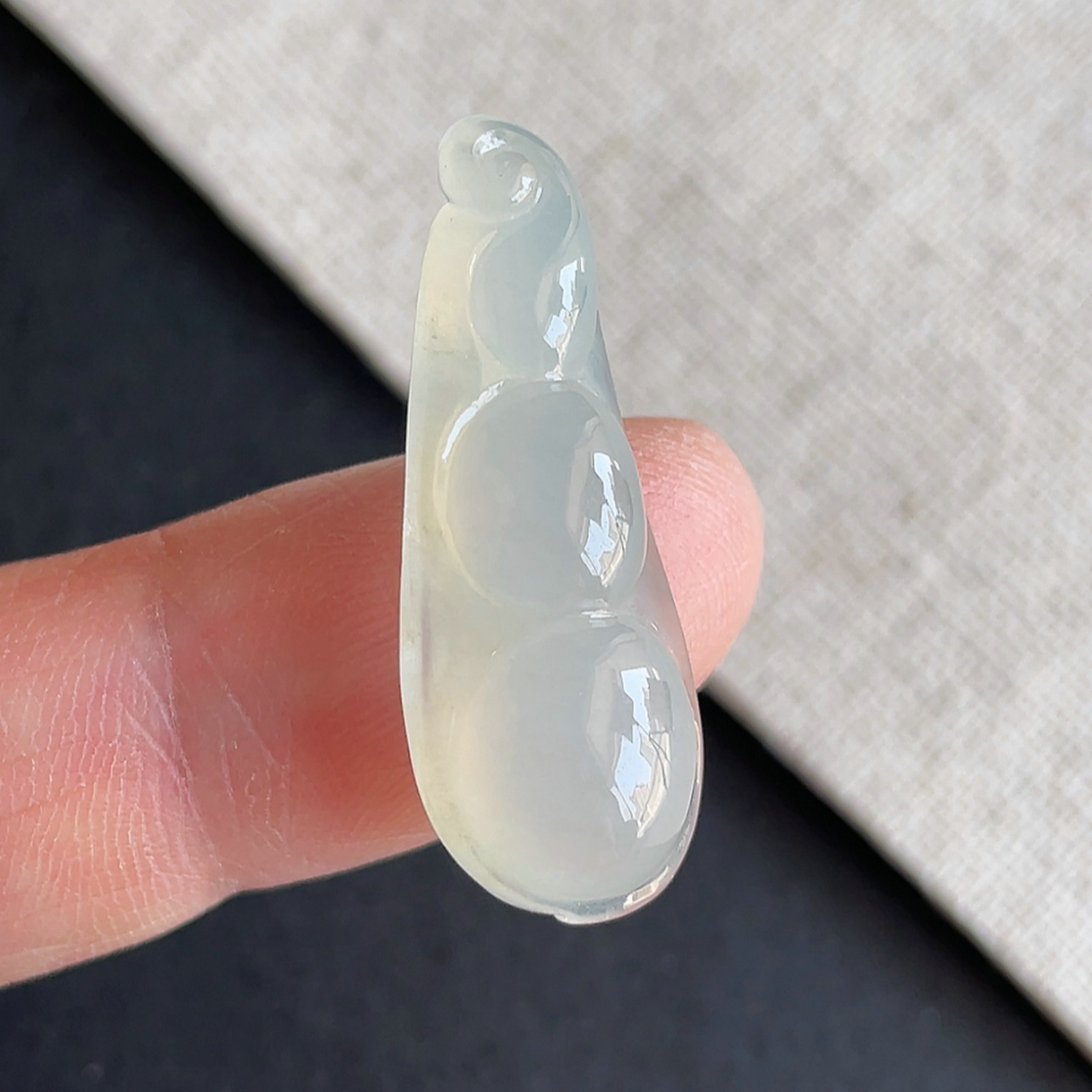 缅甸翡翠冰种四季豆吊坠 天然老坑玉石a货裸石颈饰 附证书金晶