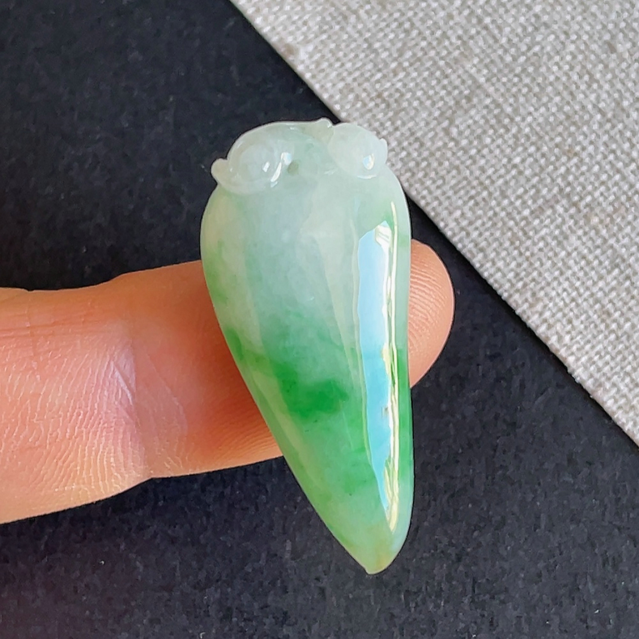 天然缅甸翡翠a货飘阳绿福瓜吊坠