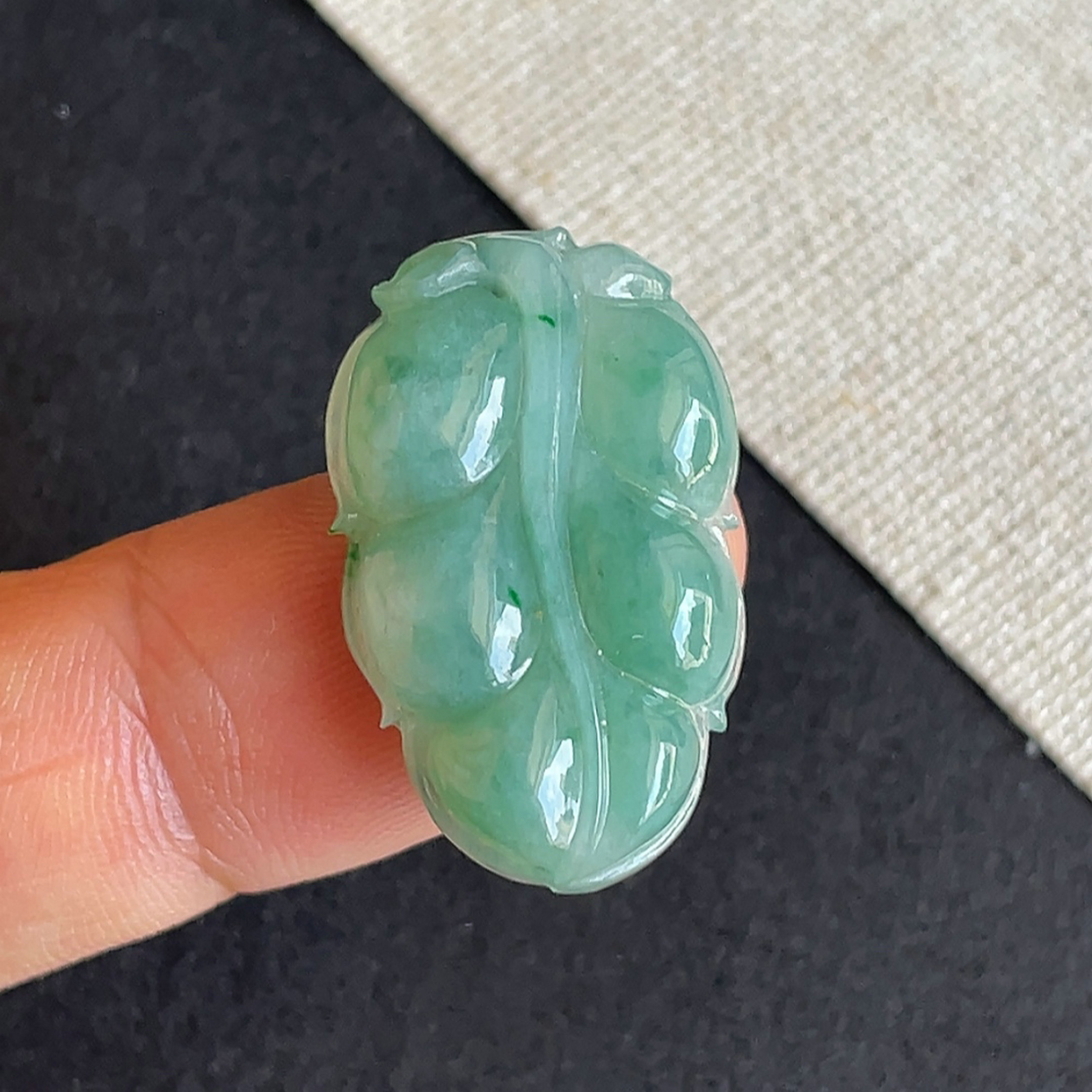 天然缅甸翡翠飘阳绿厚装叶子吊坠