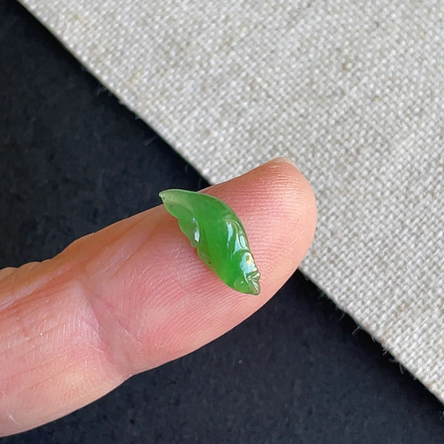 A货翡翠老坑冰种阳绿翡翠鱼戒面