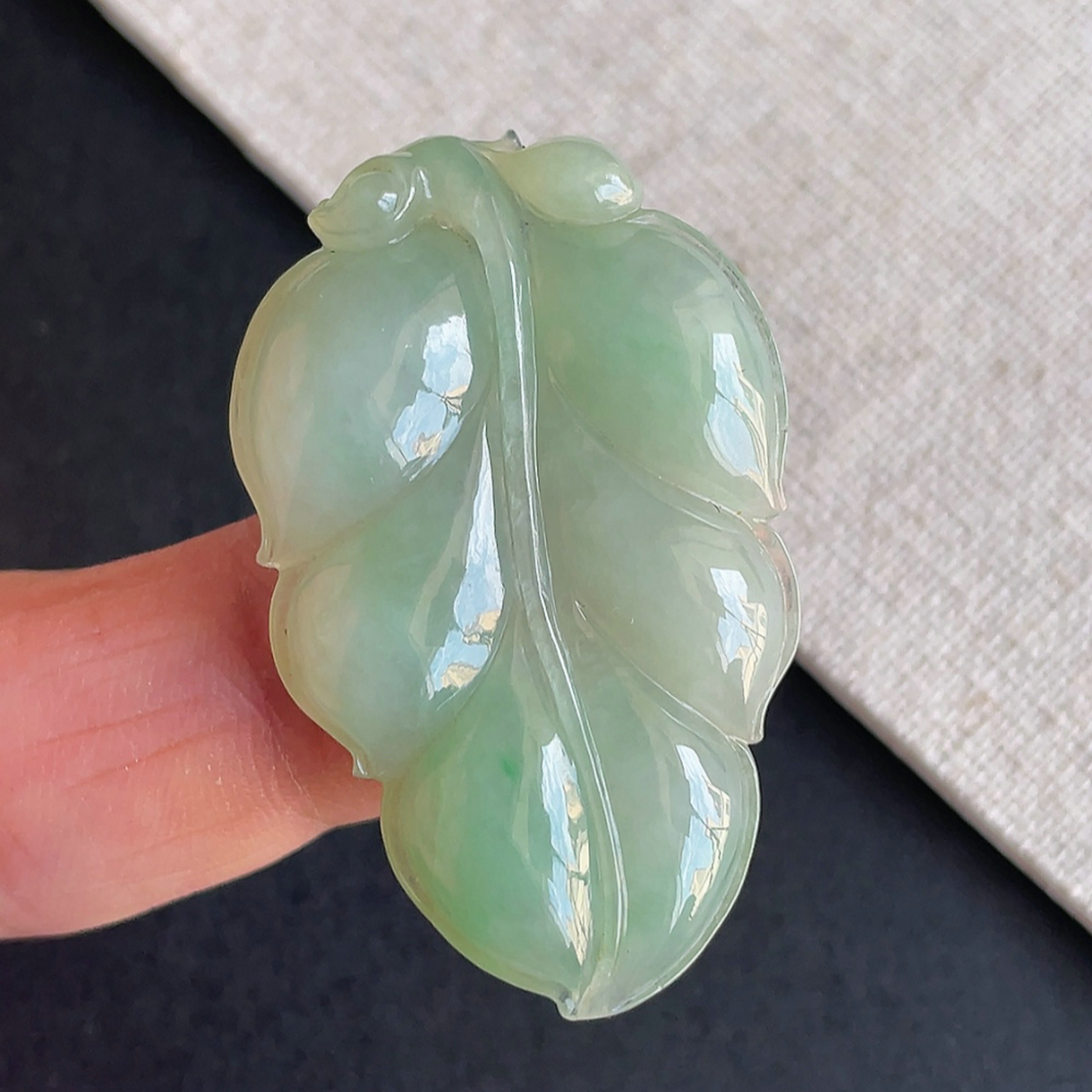 冰糯种飘阳绿天然翡翠叶子吊坠