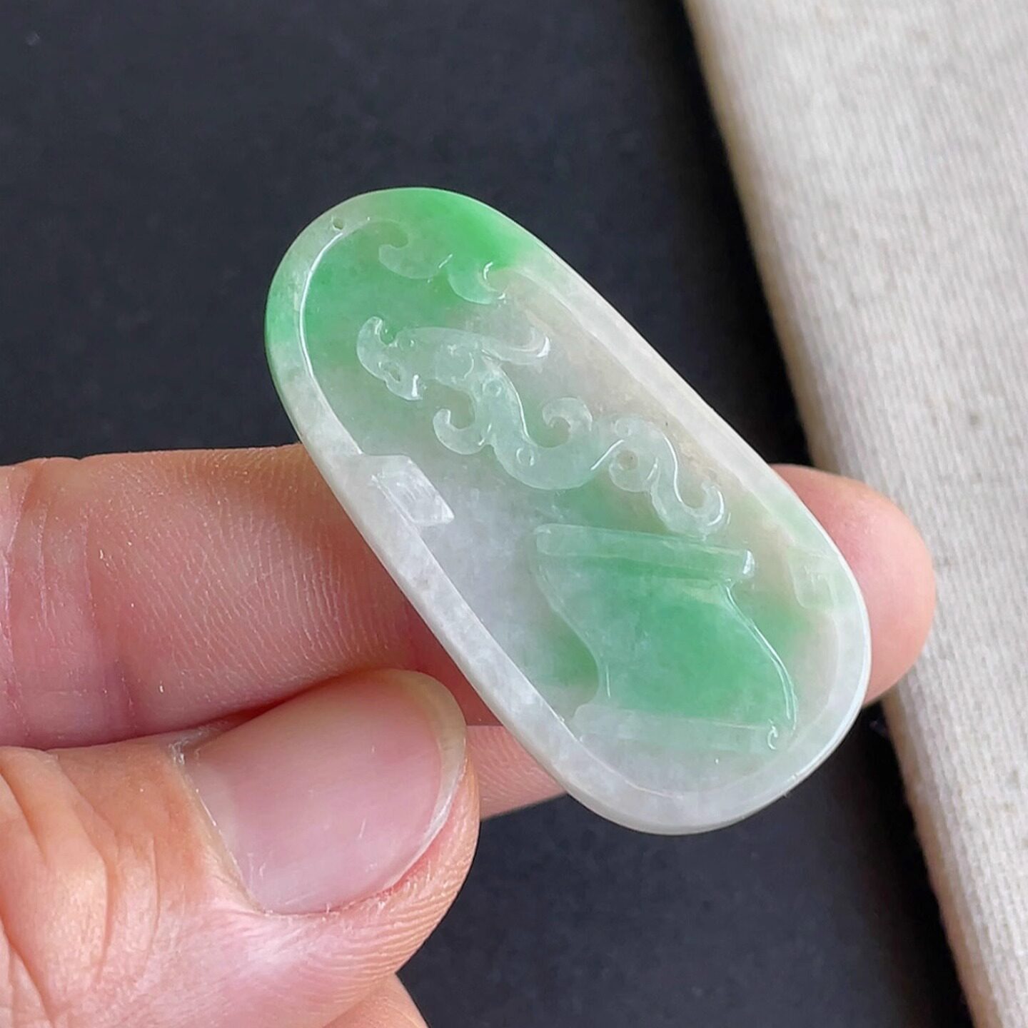 0630-6天然老坑带阳绿龙牌吊坠 翡翠A货送证书～金晶翡翠