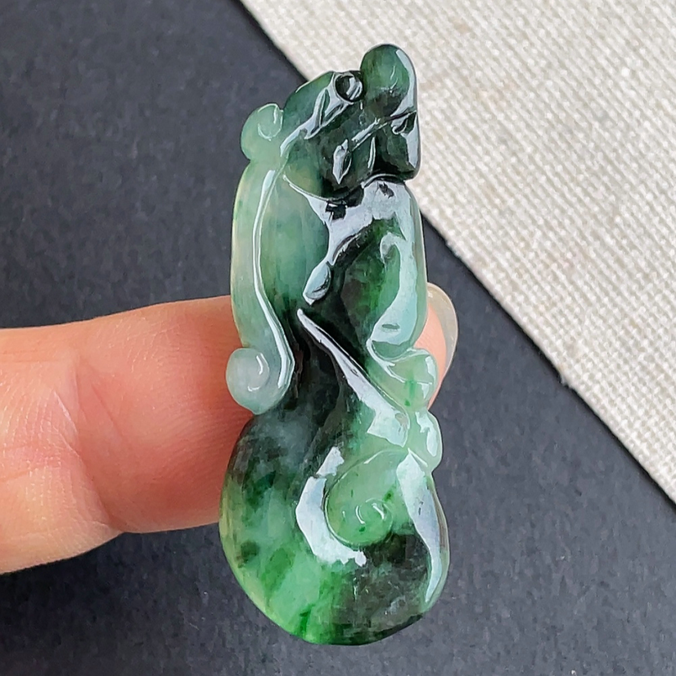天然缅甸翡翠冰糯种带绿龙牌吊坠