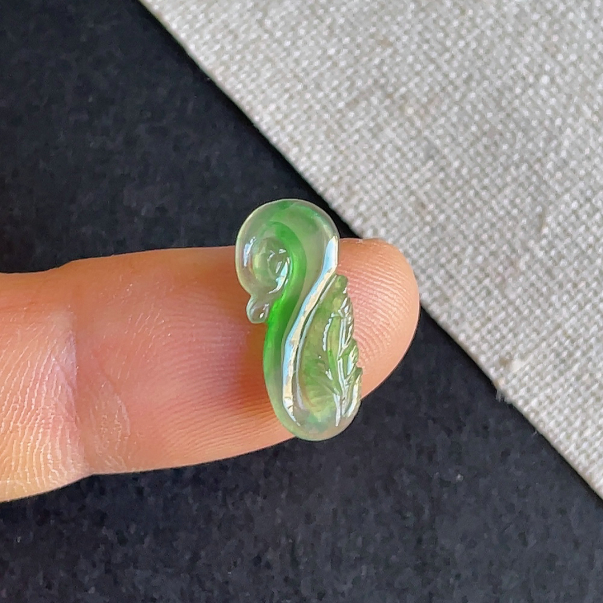 缅甸翡翠a货冰种飘阳绿凤钩戒面