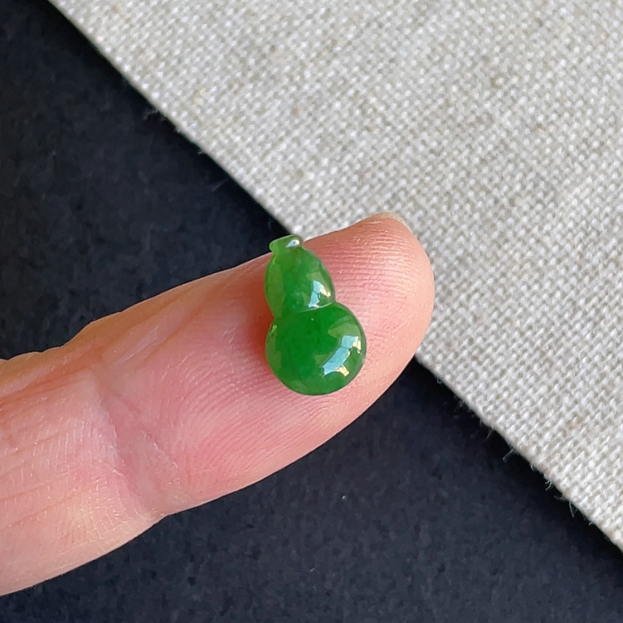 A货翡翠老坑冰种辣绿葫芦戒面