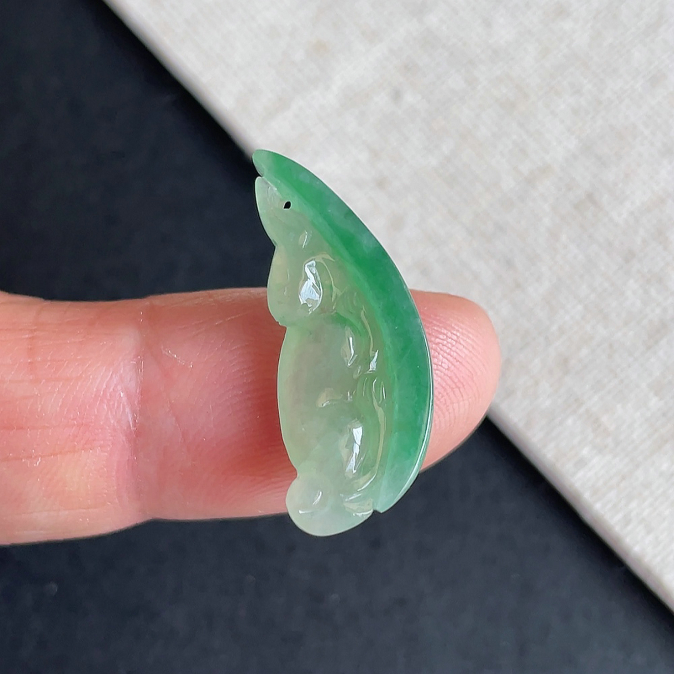 天然翡翠冰种带阳绿玉兔吊坠