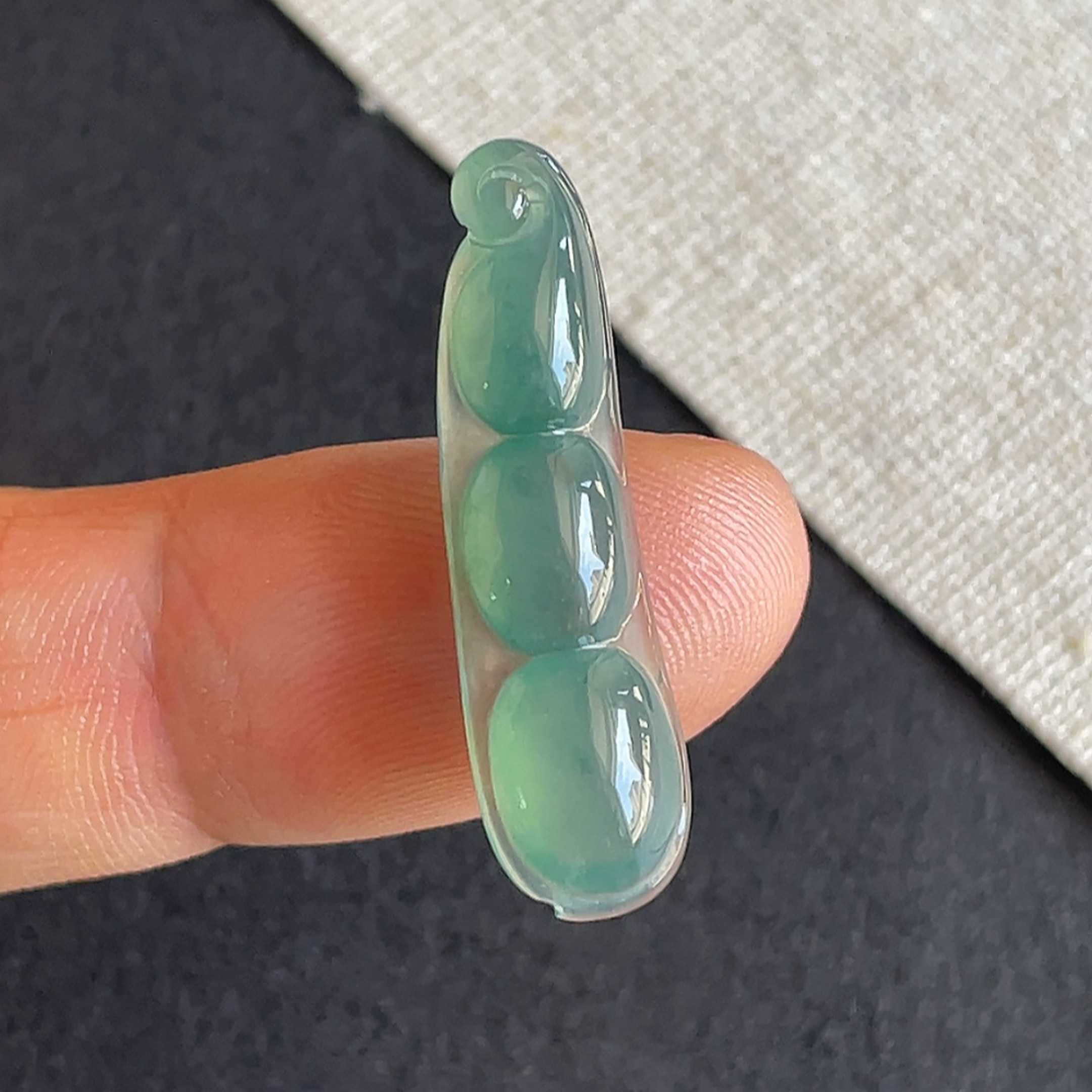 缅甸翡翠a货冰种满绿四季豆吊坠