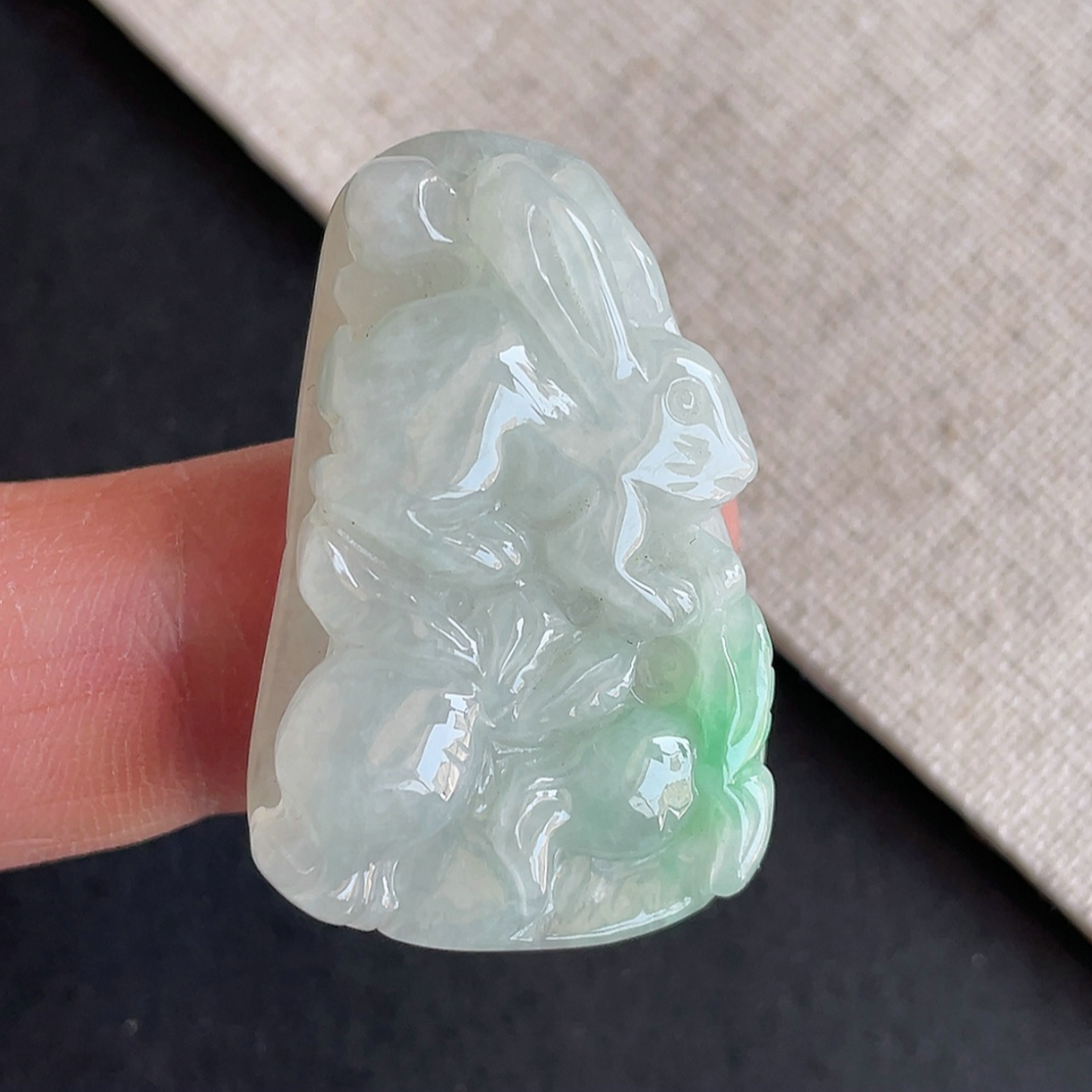 缅甸翡翠飘阳绿玉兔吊坠