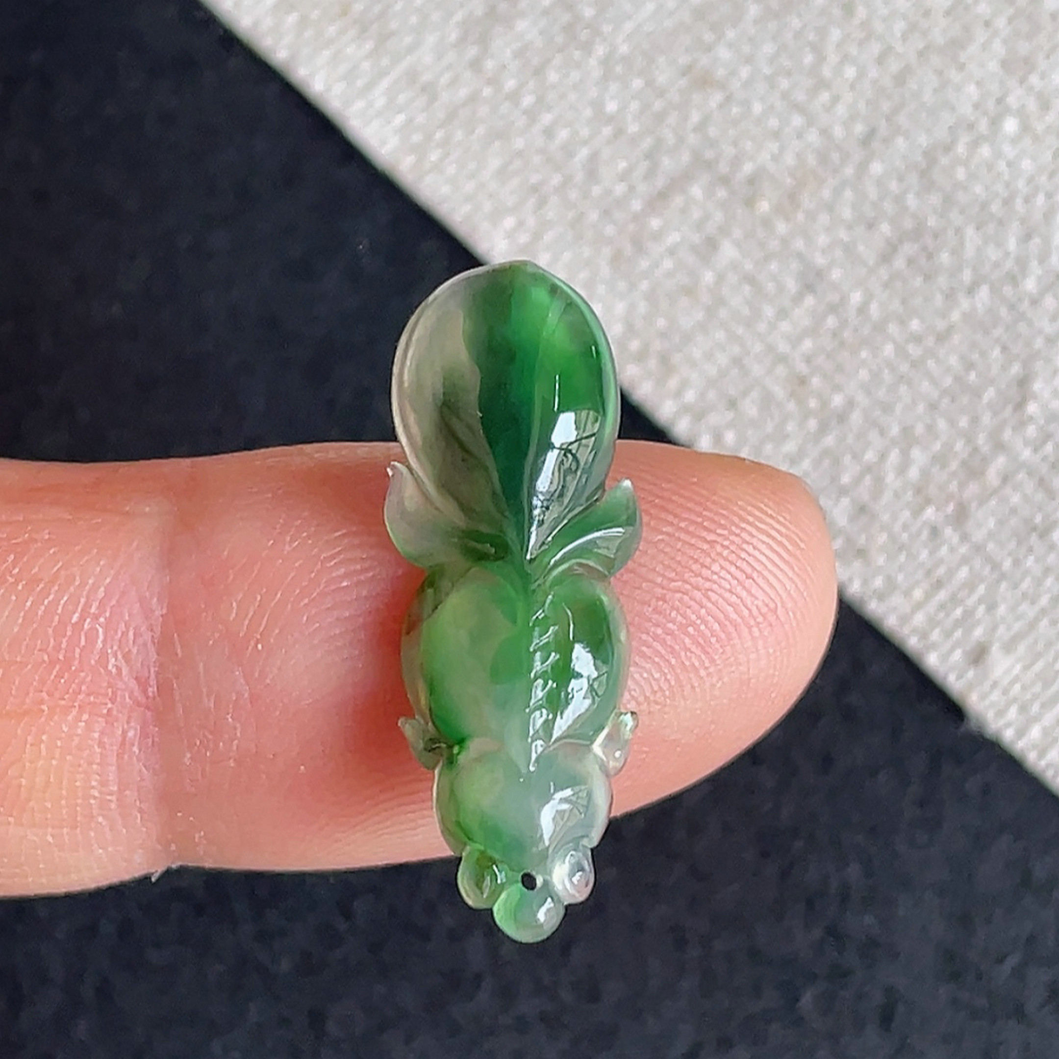冰种飘绿翡翠鱼戒面天然送礼饰品