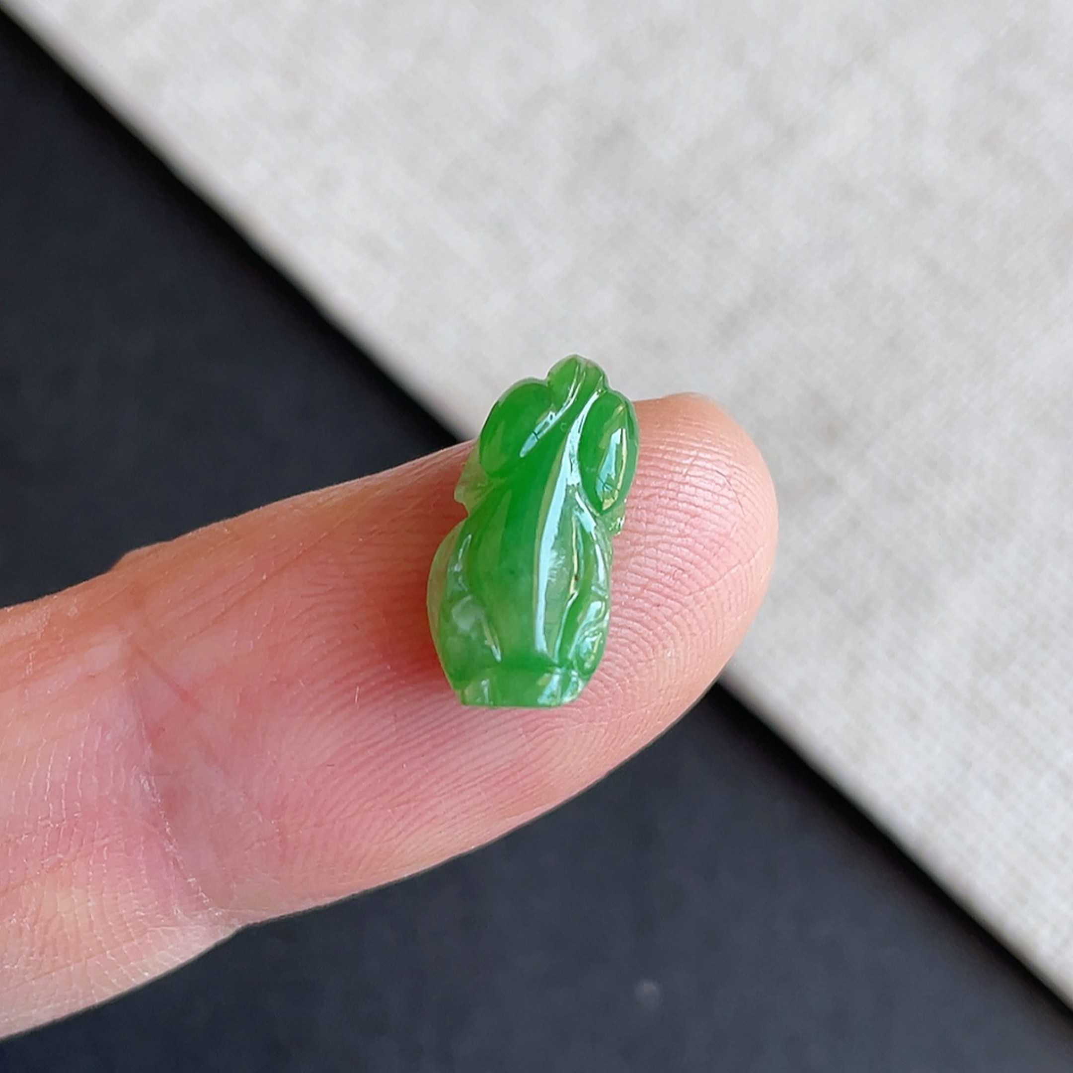 翡翠冰种阳绿招财貔貅戒面