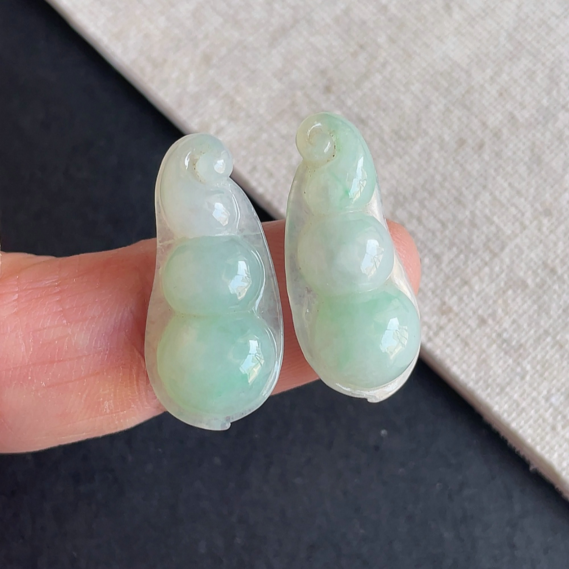 缅甸翡翠冰糯种飘阳绿四季豆一对