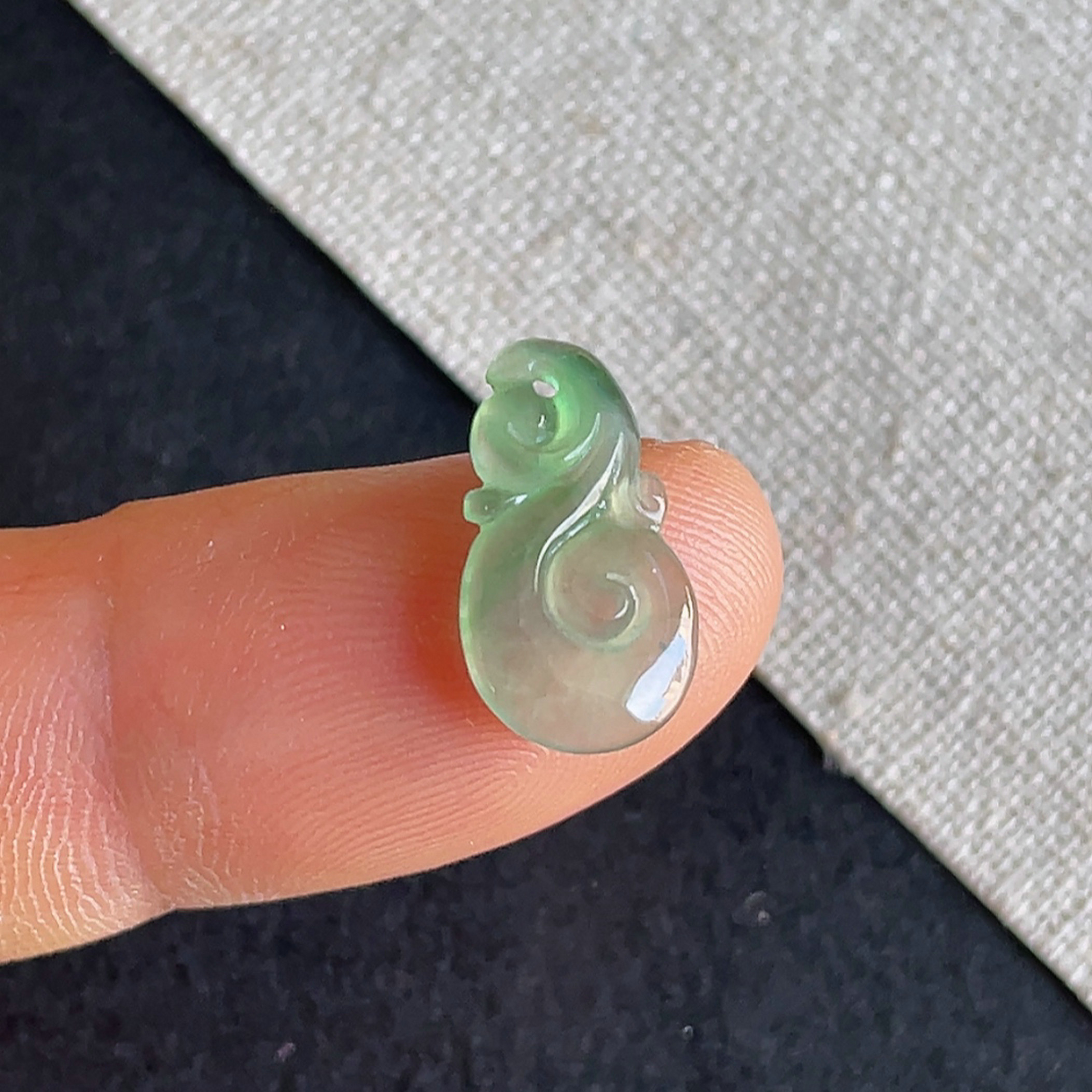 缅甸翡翠a货冰种飘阳绿如意吊坠