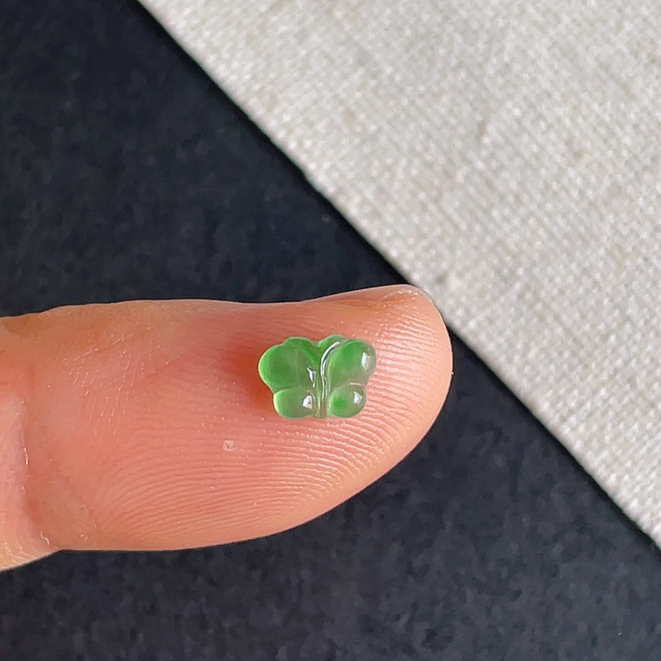 缅甸翡翠a货冰种阳绿蝴蝶戒面