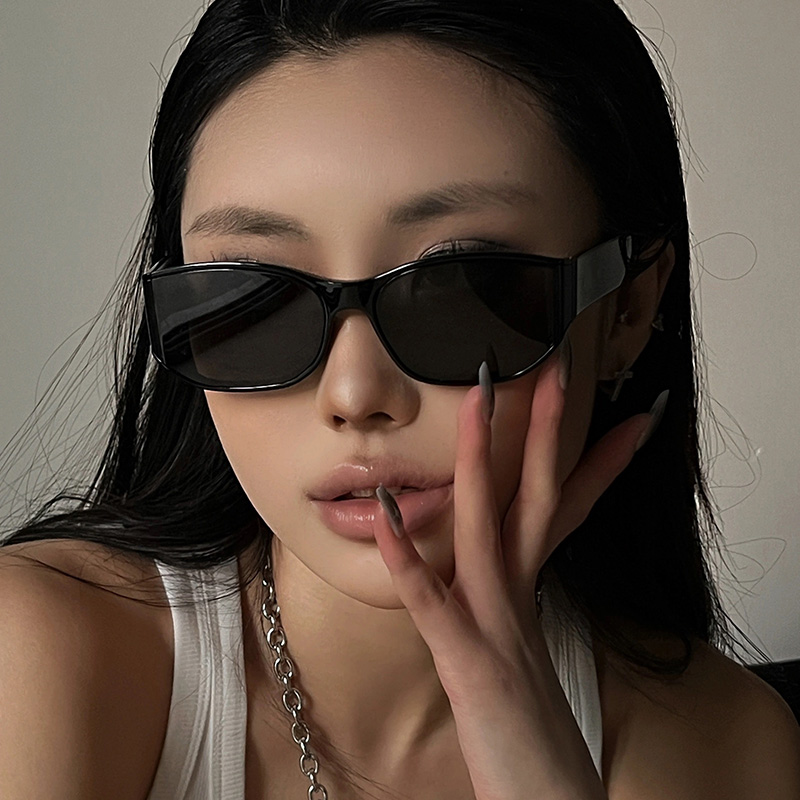 街拍凹造型显脸小眼镜气质欧美