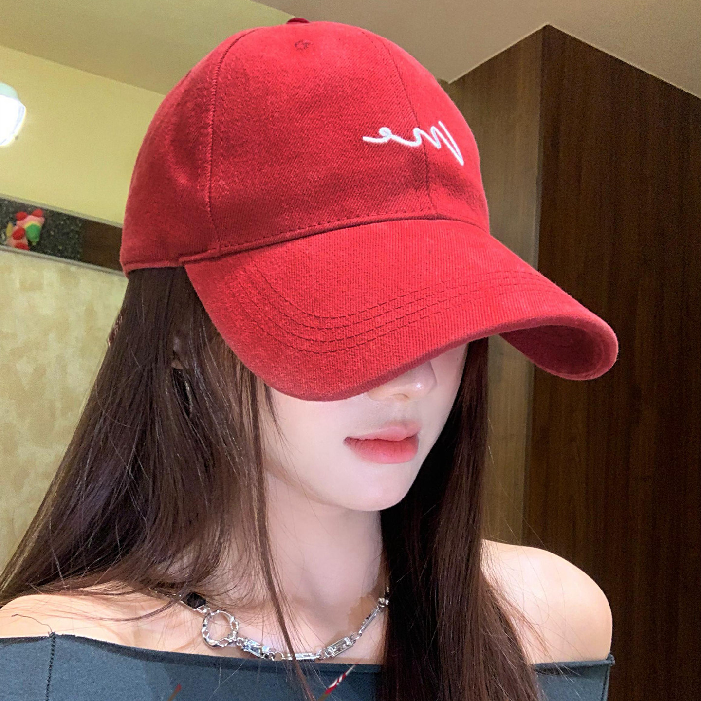 韩系字母刺绣红色棒球帽女宽帽檐图片