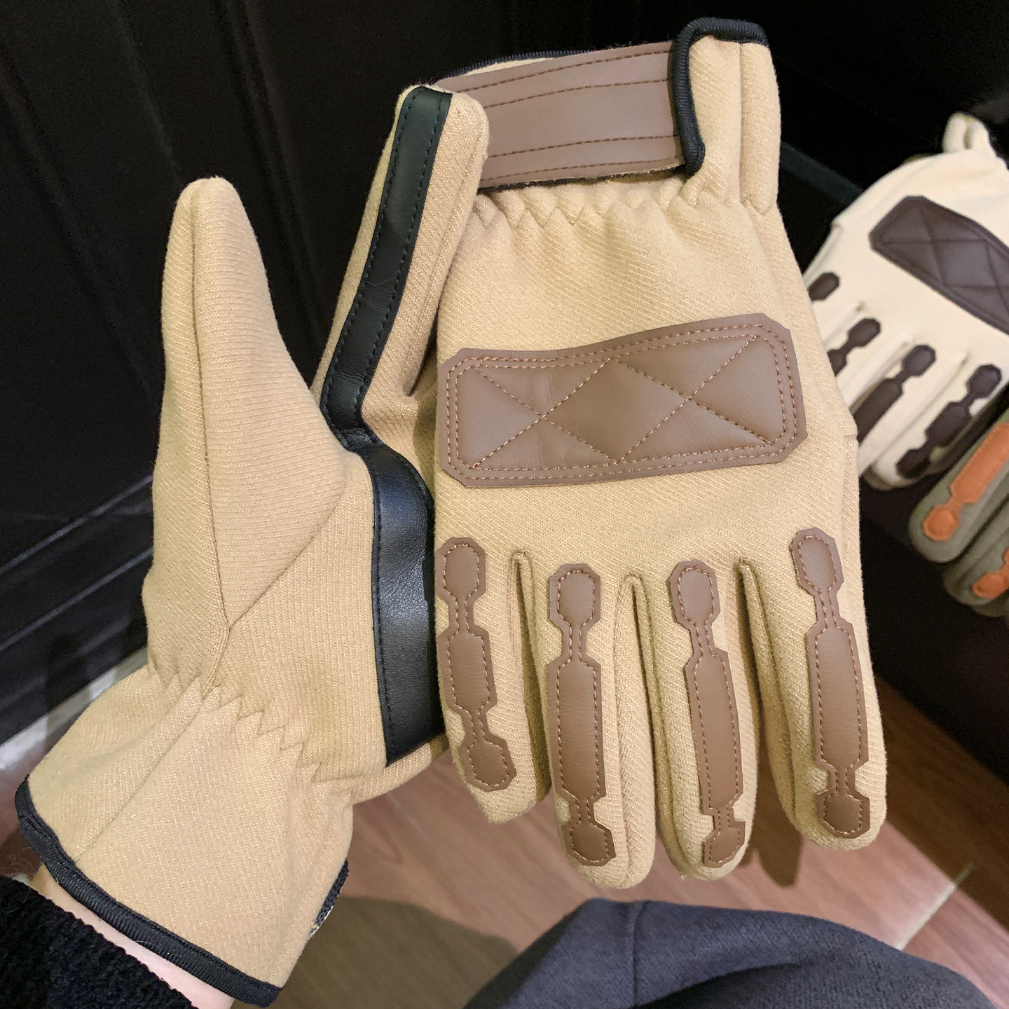 户外骑行摩托车手套女士冬季减震防滑触屏骑车防寒潮保暖御寒加厚