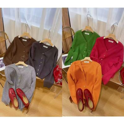 韩版轻奢V领金属月牙扣开衫