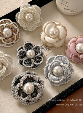 法式小香风山茶花胸针高档女奢华气质别针轻奢高级感胸花毛衣配饰