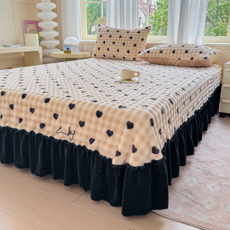 冬季新款兔兔泡泡牛奶绒卡通印花床盖单件加厚加绒保暖床罩花边款