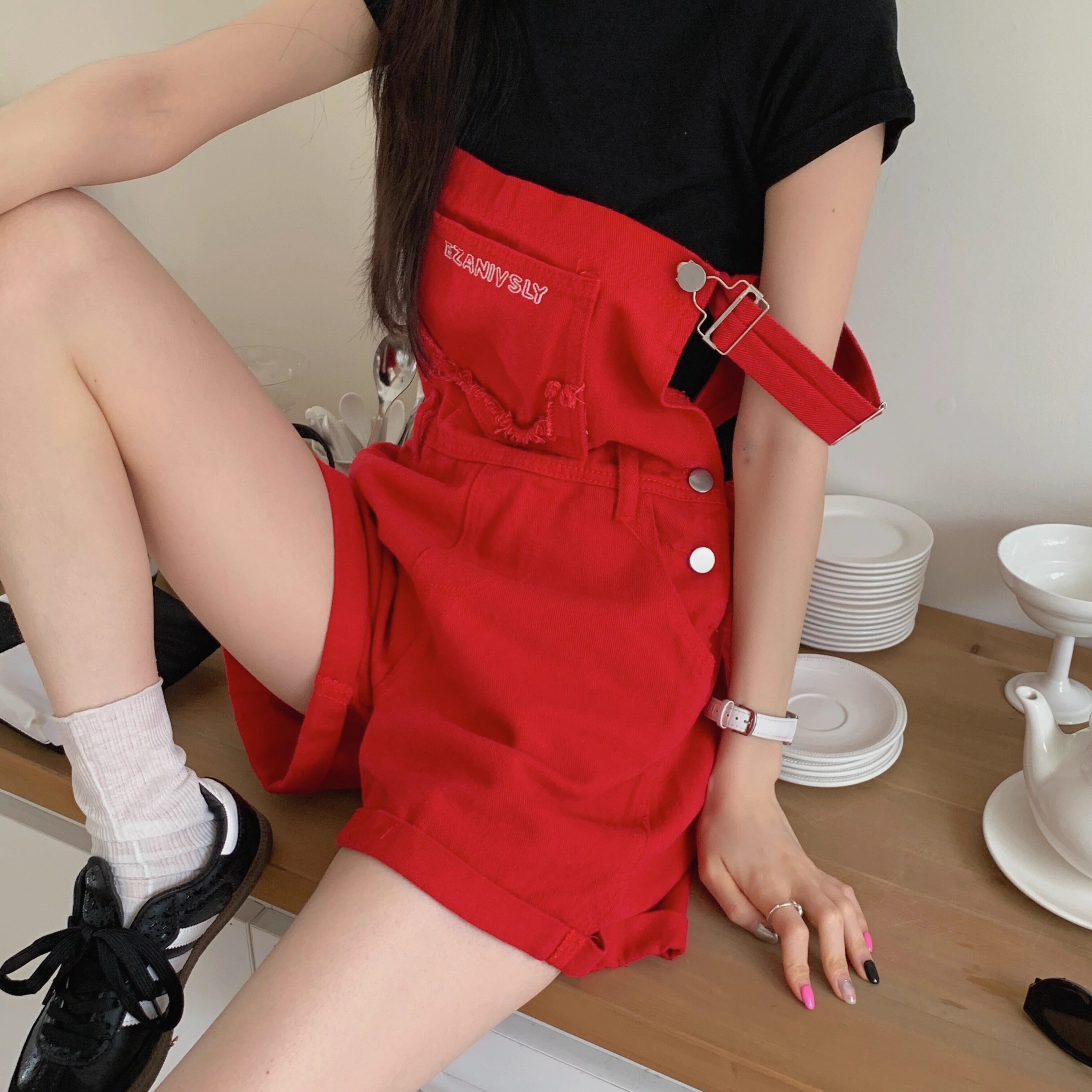 奶系红色牛仔背带裤女设计感夏季新款韩版小个子宽松显瘦阔腿短裤