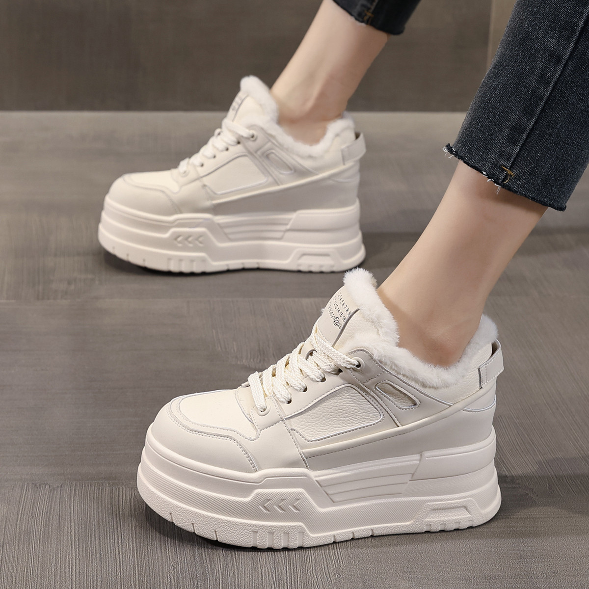 ZFCQ新款2026冬厚底加绒内增高小白鞋女款真皮高跟松糕软底休闲鞋