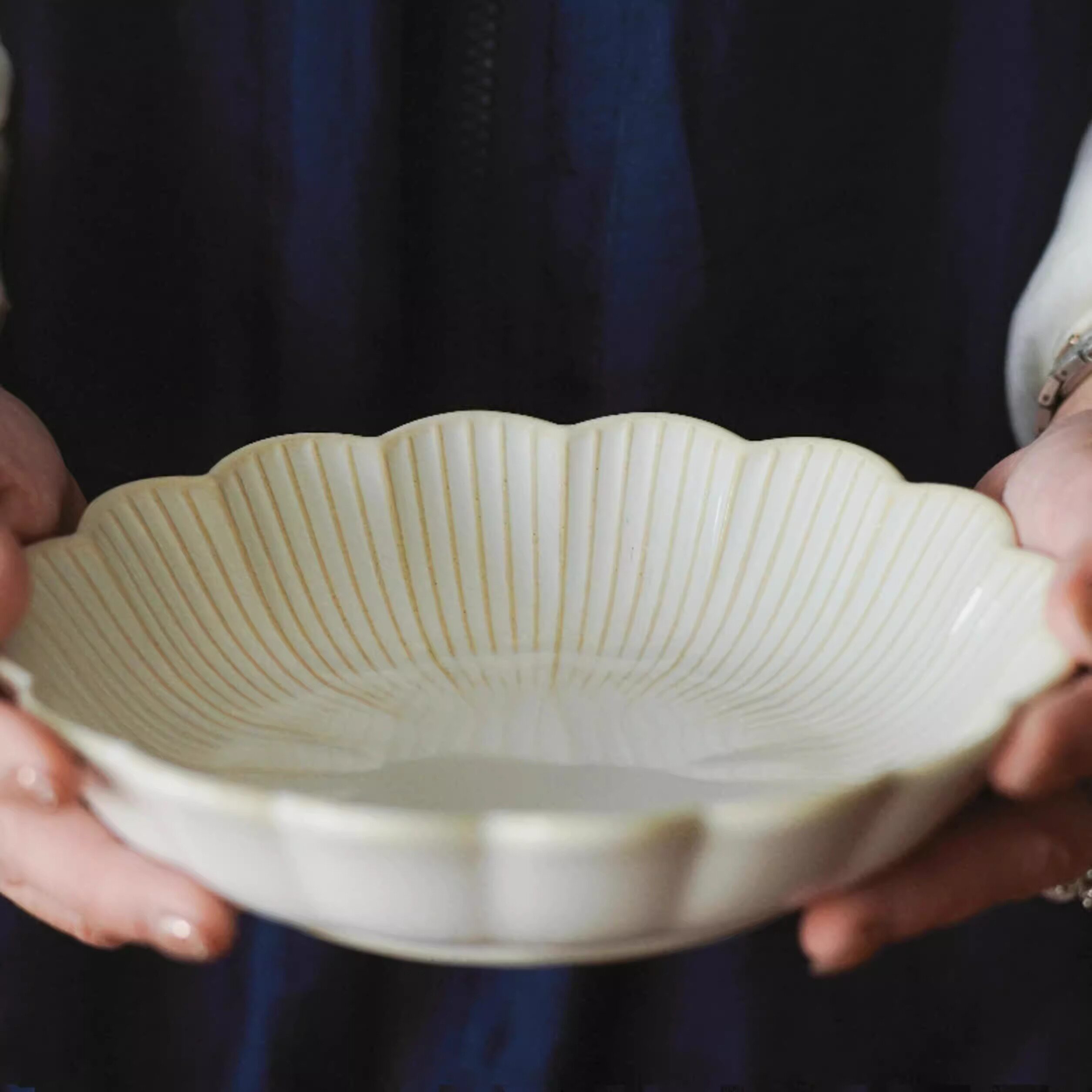 景德镇高颜值手作好看碗复古做旧花边盘浮雕早餐甜品盘异形盘饭碗