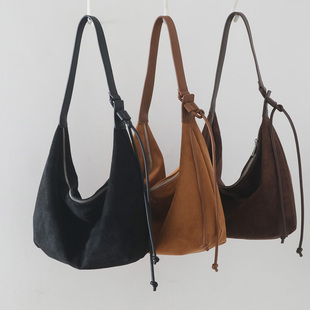 日系文艺复古麂皮绒大容量腋下包通勤松驰感手提单肩斜挎饺子包女