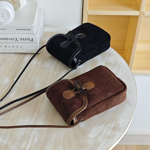 秋冬复古麂皮绒牛角扣斜挎手机包