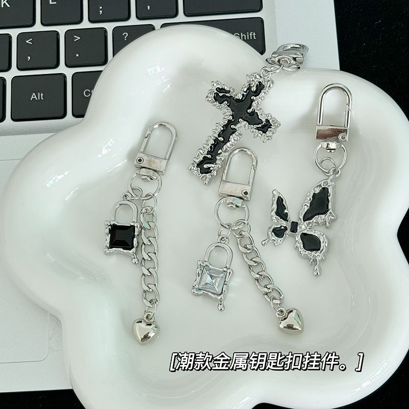 原创暗黑色十字架蝴蝶钥匙扣ins风黑白钻锁情侣挂件书包挂饰礼物