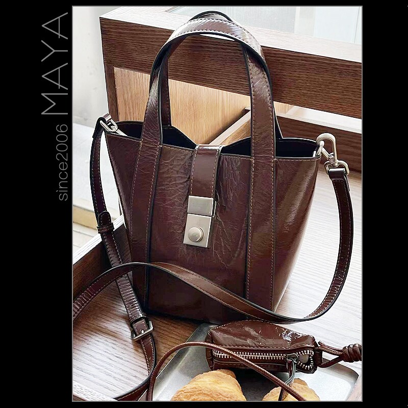 2025玛雅时尚新款油蜡牛皮搭扣手提水桶包口红包挂件单肩斜挎包潮