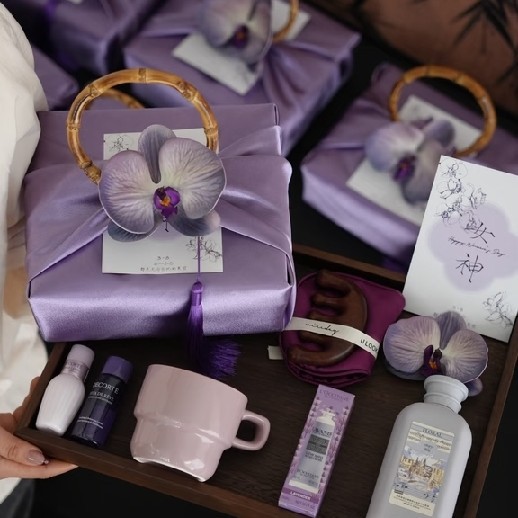 三八妇女节礼物公司送员工美业伴手礼女神节烘焙燕窝饼干礼品盒