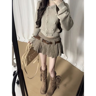 2025秋冬季新款设计感小众灰色翻领针织开衫+格纹百褶短裙套装女