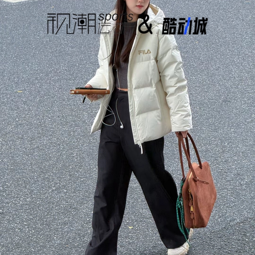 斐乐白色百搭连帽运动休闲羽绒服