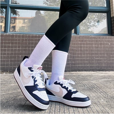 NikeCourtSE白黑中大童板鞋