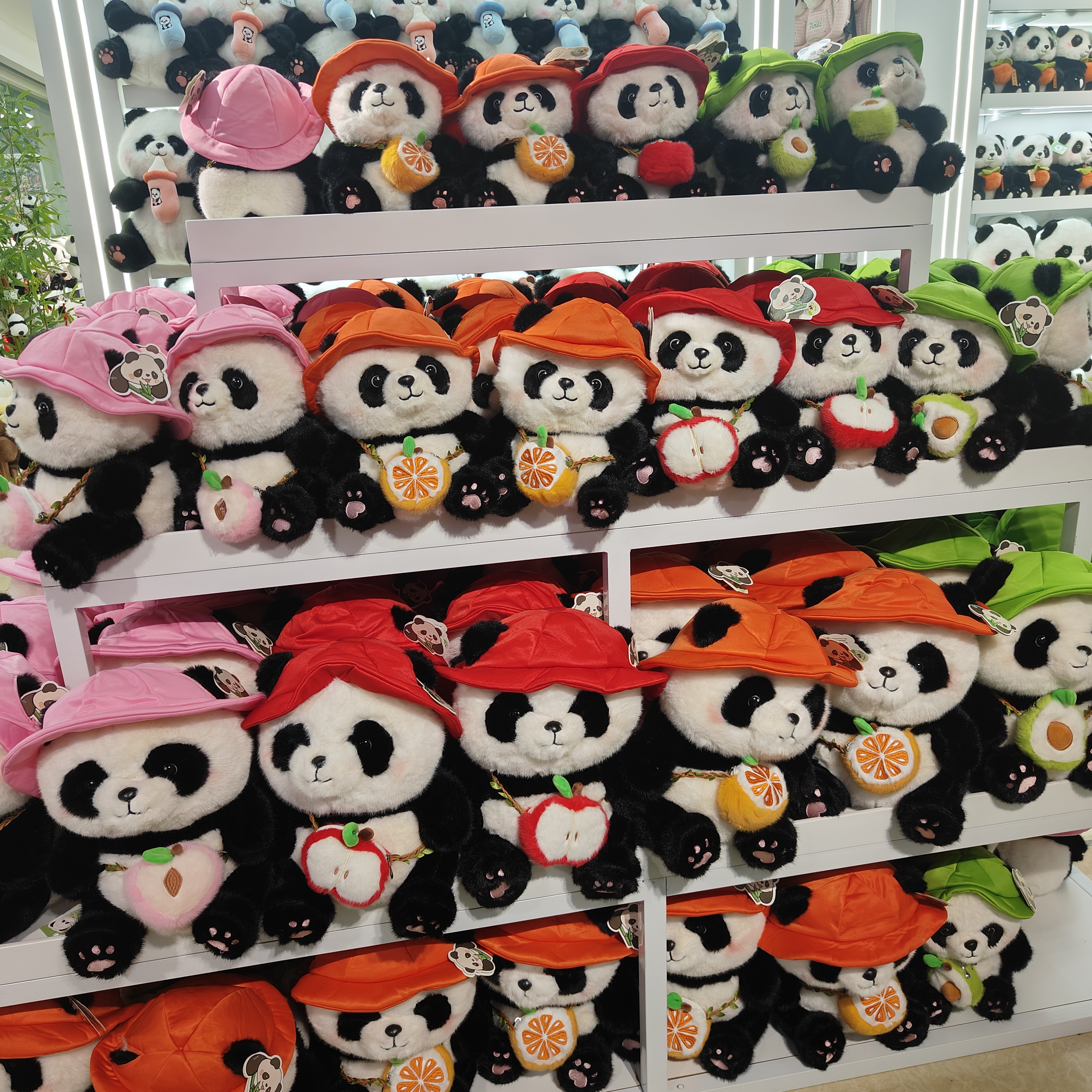 成都熊猫基地正版熊猫花花玩偶毛绒玩具公仔水果布娃娃儿童礼物