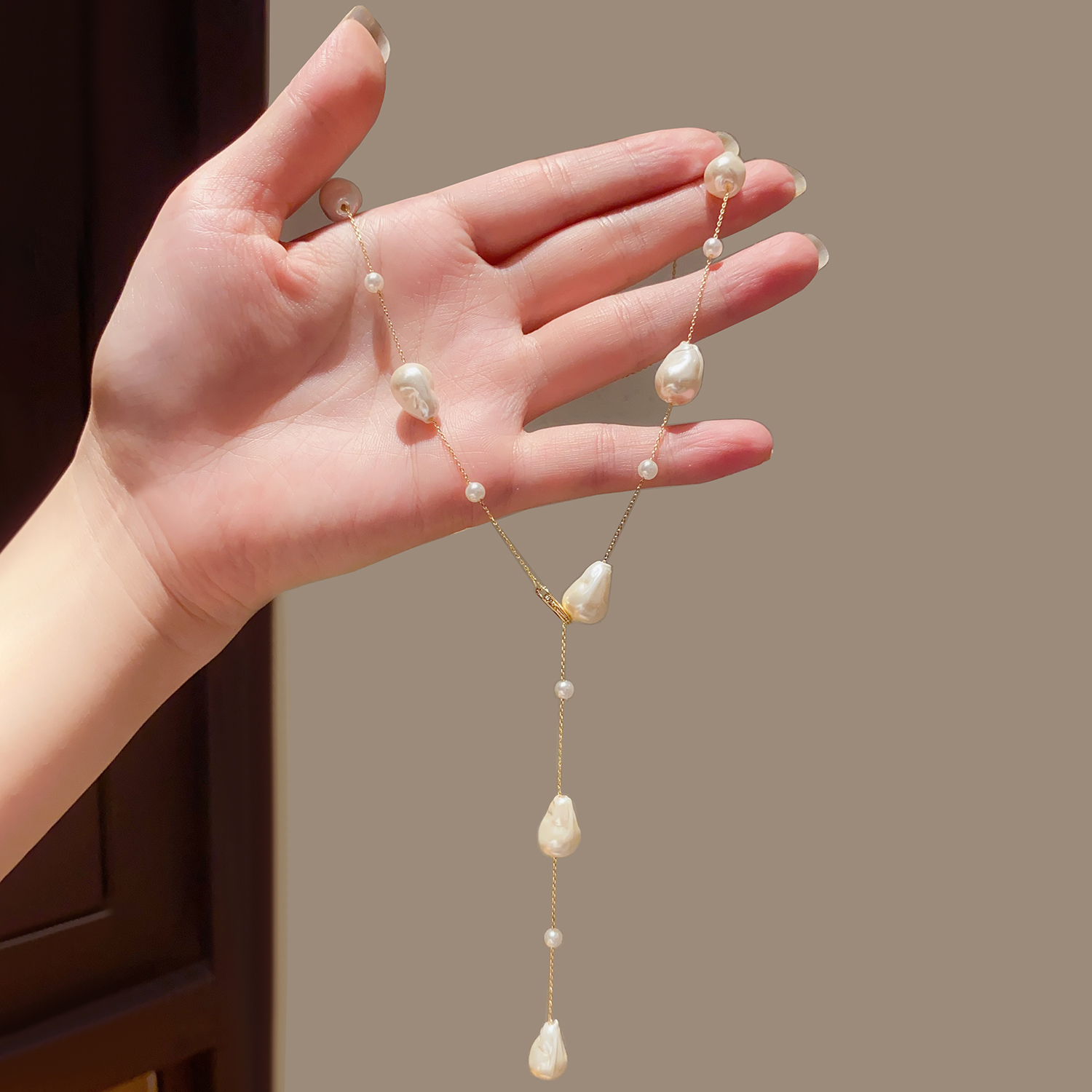 2025新款巴洛克不规则珍珠锁骨链女高级感轻奢小众毛衣链项链配饰