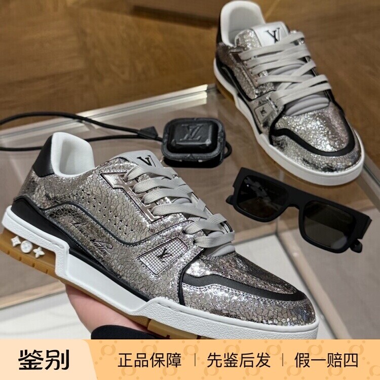 奢店代购2026新款 LV/路易威登 TRAINER 爆裂纹牛皮运动鞋 1AJ942