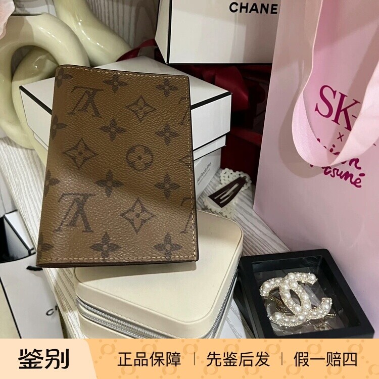 奢店代购 2025新款 LV/路易威登 经典款黄皮老花护照夹卡套M26571