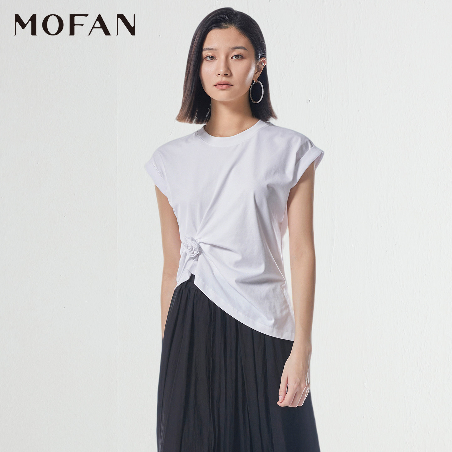 时尚朗讯白绣花飞飞袖T恤女MOFAN摩凡2026夏新款褶皱显瘦休闲上衣