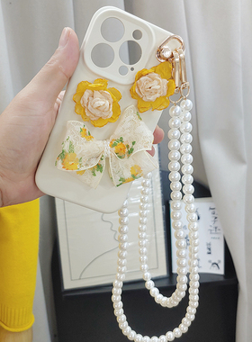 原创ins风秋日复古黄花蝴蝶结液态硅胶高品质小众软壳气质适用于iPhone14/15/16promax斜挎背防摔手机壳套女