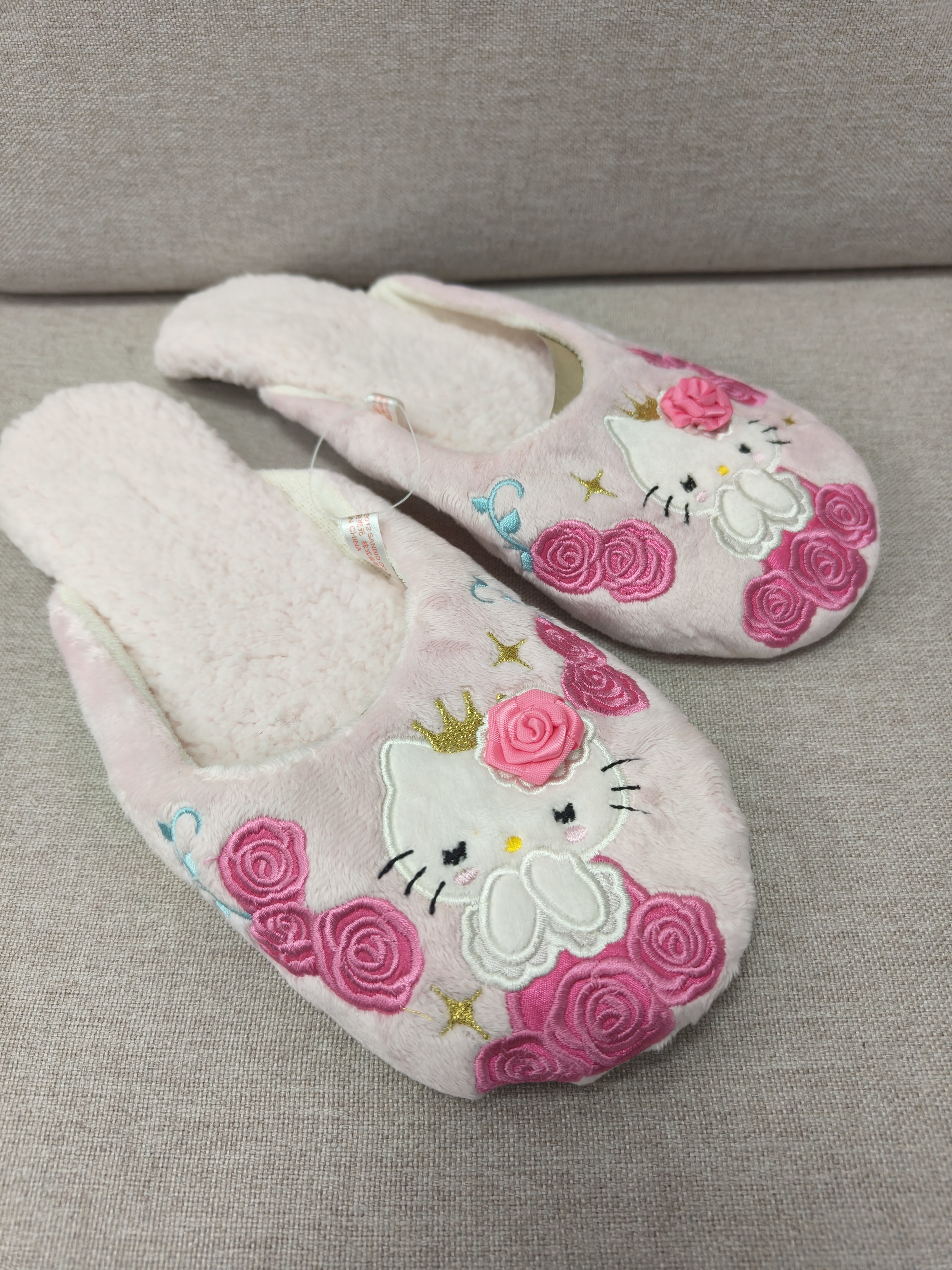 Hellokitty中古稀有2012年玫瑰绒毛拖鞋，全新，鱼上超贵
