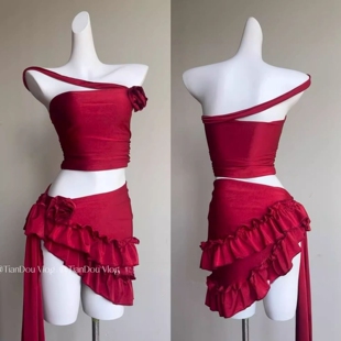 欧美辣妹风一字领红色短款 分体泳衣 花朵荷叶边不规则半身裙套装