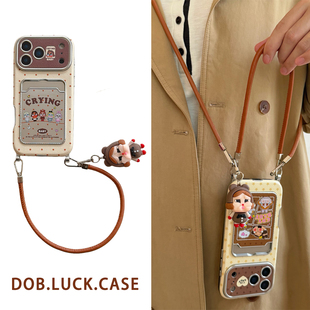 秋冬棕波点卡套哭娃公仔适用苹果17promax手机壳iphone16pro新款13女14腕带挂绳15pro斜挎背带全包防摔手机套
