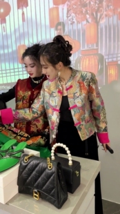 女 新款 新中式 国风丝绸高端品质花色立领盘扣直筒型短外套2026春季