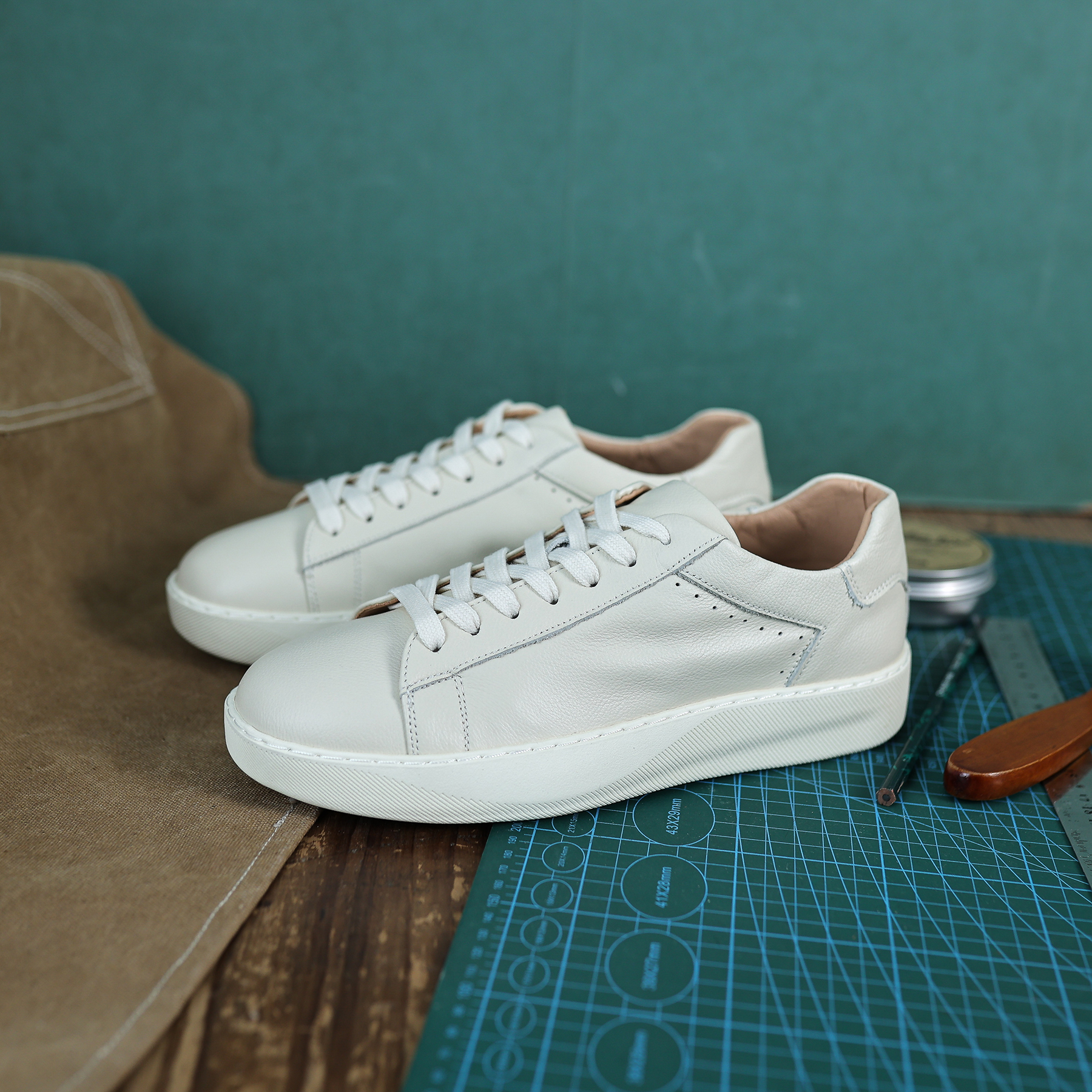 2025新款男士低帮小白鞋