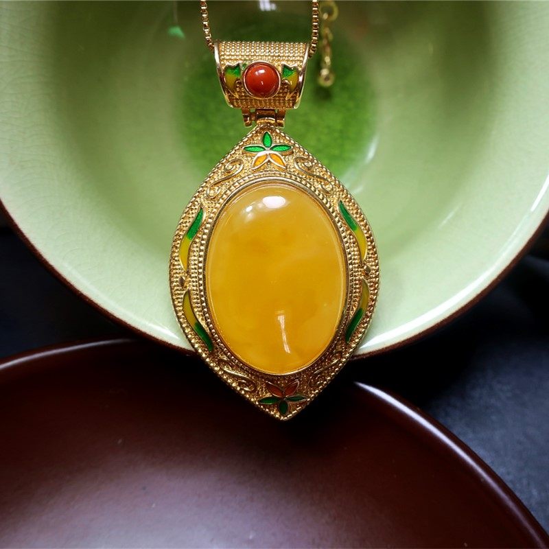 天然鸡油黄蜜蜡蛋形s925银镶景泰蓝民族风吊坠原石宫廷复古款琥珀