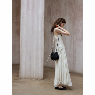 吊带连衣裙女夏新款纸片人显瘦仙女几踝长裙V领褶皱不对称迷笛裙
