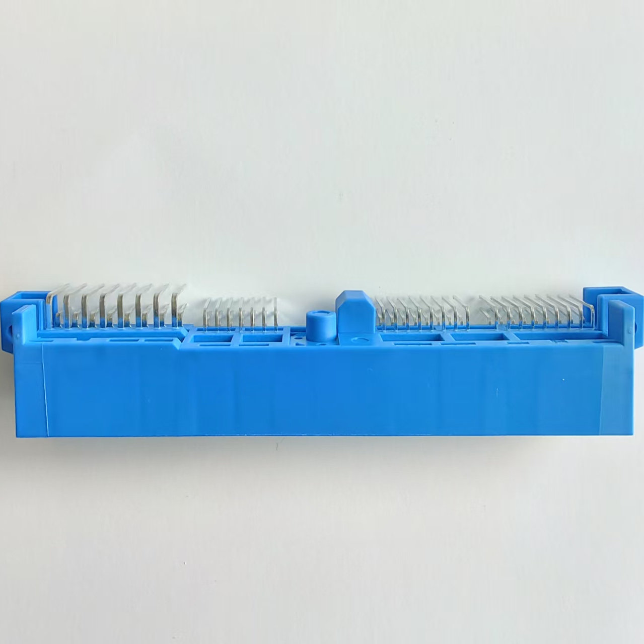 174836-5国产汽车连接器25038-64AW-5 64孔PCB板端针座接插件
