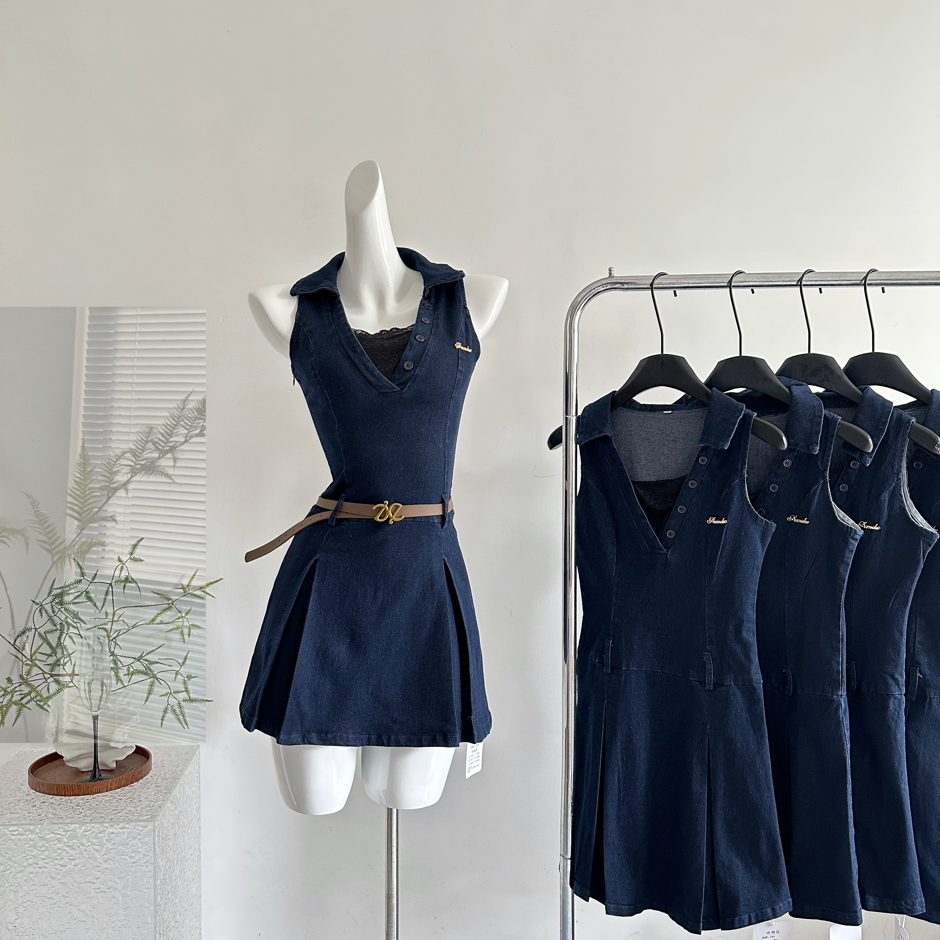 画解WAHJU定义2025夏天夏日设计感收腰显瘦蓝色无袖连衣裙小个子